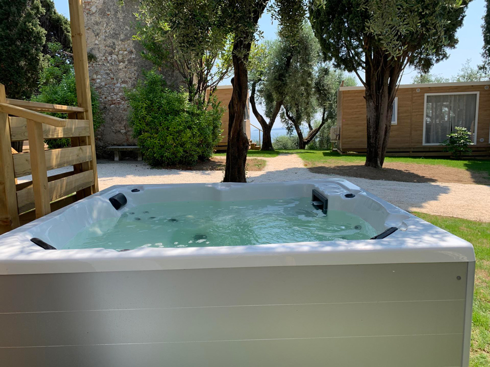 Casa Mobile Garden Spa Dog con vasca idromassaggio privata