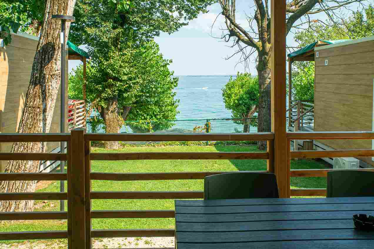 sistemazione con terrazza con vista lago